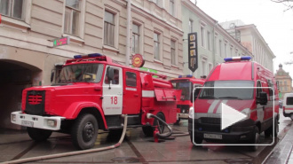 Пожарные спасли двух мужчин из полыхающей квартиры на Гончарной