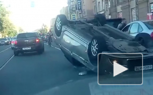 Видео из Петербурга: на Обуховской Обороны Mitsubishi Lancer перевернулся после ДТП