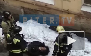 Видео: в пожаре на Рузовской улице спасли мужчину