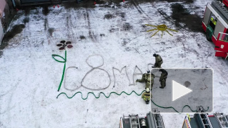 Видео: В Выборге сотрудники МЧС подарили женщинам необычную "открытку" на снегу