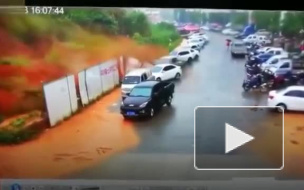 Видео из Китая: Мощный оползень смысл стоянку с автомобилями