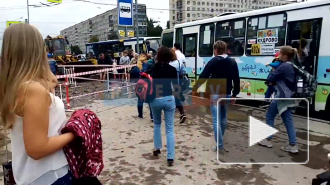Видео: аварийные службы огородили место прорыва теплосети у метро "Улица Дыбенко"