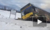Видео: Автобус улетел в кювет после столкновения с легковушкой в Петергофе