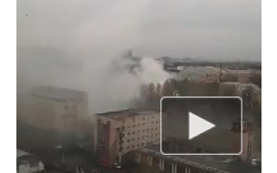 В районе "Черной речки" пожарные тушили загоревшийся склад с бумагой