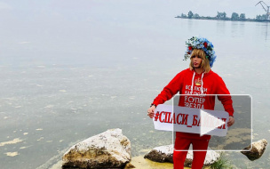 Видео: стилист Сергей Зверев убирает мусор на берегу Байкала 