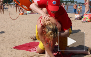 На учениях под Всеволожском спасатели отшлепали симпатичных купальщиц и не успели "спасти" тонущего волонтера