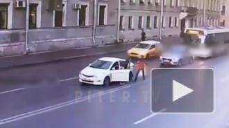 Видео: водители авто подрались посреди проезжей части на Лермонтовском проспекте