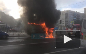 Видео: на перекрестке Луначарского и Художников загорелся фургон