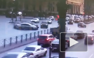 Появилось видео с моментом массового ДТП на площади Восстания
