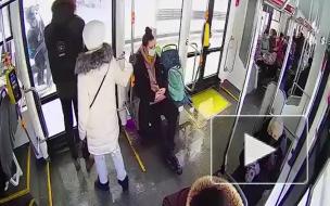 Доставщик пиццы в Москве заехал в трамвай на мопеде