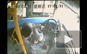 В Китае Мао спас пассажиров автобуса от фонарного столба