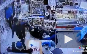 Голодные жители Петербурга подрались в очереди за шавермой