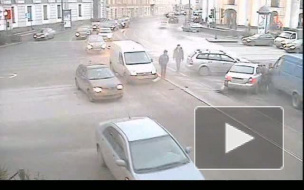 Гонщик на "Hyundai" атаковал на Невском сразу три машины  