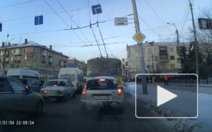 Появилось видео страшного ДТП в Омске: иномарка на скорости врезалась в маршрутку
