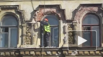 В центре Петербурга топором крушат лепнину старинного дома-памятника