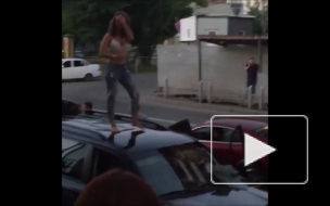 Видео: пьяная тюменка станцевала на крыше автомобиля 