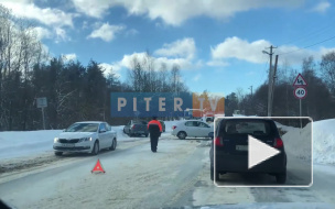 Видео: в районе Токсово разбитая иномарка перекрыла дорогу 