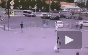 Момент ДТП с двумя "Фольксвагенами" в Петербурге попал на видео