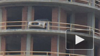 Maserati, припаркованный на балконе стоящегося дома, взбудоражил петербуржцев