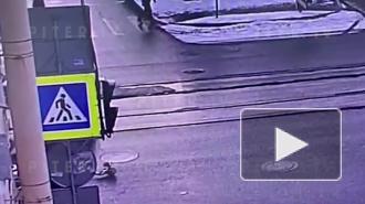 На углу 16-ой линии и Среднего проспекта В.О машина сбила ребенка на самокате
