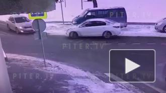 Видео: на перекрестке Курляндской и Циолковского столкнулись две иномарки
