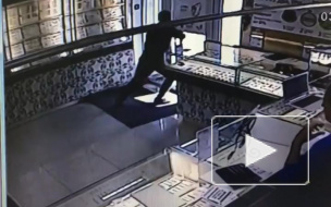 Дерзкое видео из Башкирии: налетчик ограбил ювелирный