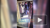 Видео: на Московском вокзале пассажирка получила травму из-за съехавшего трапа