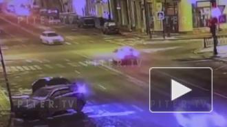 Видео: в центре Петербурга на перекрестке столкнулись две белые легковушки