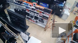 Неизвестные вынесли компьютерную технику из магазина в Тосненском районе