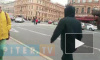 Мужчина остановил автомобильное движение на Невском, чтобы перевести бабушку через дорогу