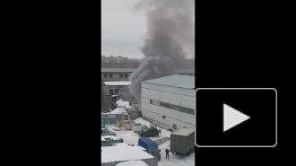 На улице Ольги Берггольц полыхает автосервис