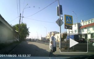 Видео: в Севастополе байкер сбил бабушку с ребенком на "зебре"