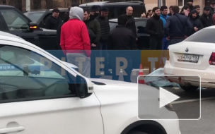 Видео: у тела погибшего на Ивановской улице собралась толпа