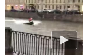 Деды Морозы прокатились на гидроциклах по каналам Петербурга