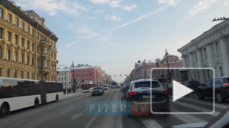 На Аничковом мосту такси столкнулось с легковушкой
