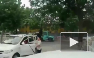 В Китае неадекват на погрузчике давил людей и машины: 10 человек пострадали и 1 погиб