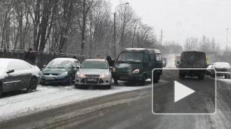 Сильный снегопад "спровоцировал" более 400 ДТП в Петербурге и области