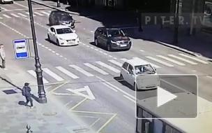 Момент ДТП с наездом на пешехода на Петроградской попал на видео