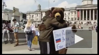 Доброе видео из Лондона: "Русский медведь" обнимал прохожих