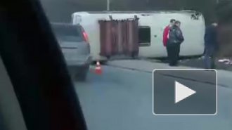 В Кемерове маршрутный автобус улетел в кювет и перевернулся