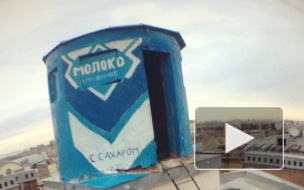 На крыше Петербурга появилась большая банка сгущенки