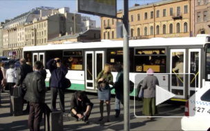 На Новочеркасском проспекте "BMW" столкнулся с "Toyota" и вылетел на остановку