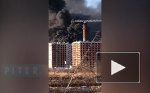 МЧС: в Шушарах на новостройке загорелась емкость с битумом 