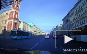 Видео: человек стоял на коленях посреди проезжей части на Невском проспекте