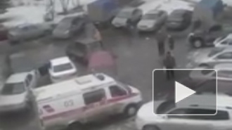 Видео из Омска от очевидца: "Скорая" не могла проехать на вызов из-за затора во дворе