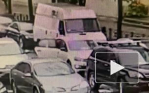 Полиция Петербурга опубликовала видео с водителем соцтакси, который ударил 70-летнюю женщину
