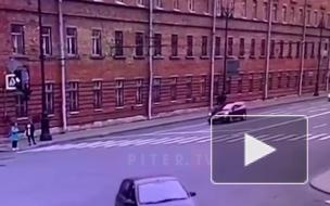 В ДТП на Тульской улице в Петербурге столкнулись такси и легковушка
