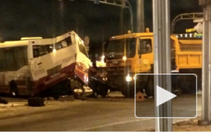 Видео: на набережной Обводного канала грузовик протаранил автобус