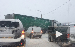 На Софийской нервный водитель фуры перекрыл все полосы в город