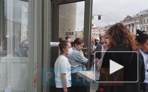 Петербуржцы негодуют из-за длинных очередей в Zara на Невском